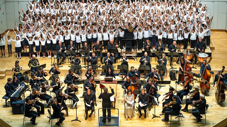 Beim Musik-Vermittlungsprojekt der Internationalen Bachakademie Stuttgart und dm-drogerie markt bringen über 300 Schulkinder Bachs Kaffeekantate ins digitale Zeitalter