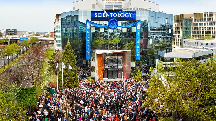  Fejring af Scientology Kirken i Paris: Et år med tro, kunst og humanitær indsats 