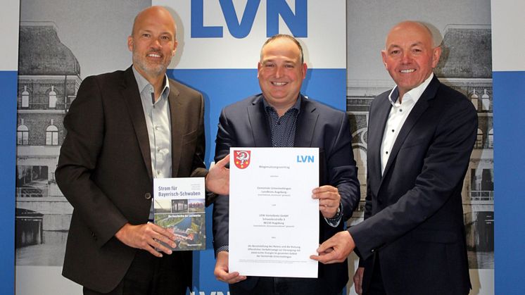 LEW-Vorstandsmitglied Christian Barr, Bürgermeister Simon Schropp und LVN-Geschäftsführer Josef Wagner nach der Vertragsunterzeichnung.