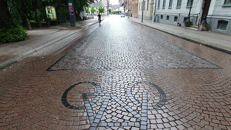 Stenläggningen kommer att bli jämnare när renoveringen av det nordsydliga cykelstråket är klar.