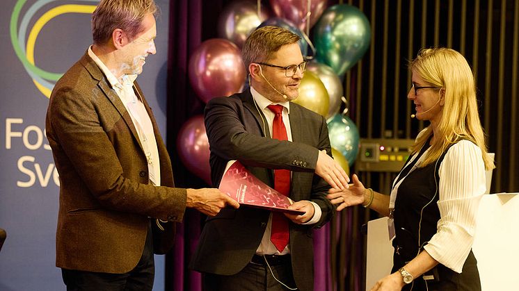 Daniel Liljeberg, statssekreterare hos energi- och näringsminister Ebba Busch tar emot gasbranschens uppgraderade färdplan. Foto: Pia Nordlander