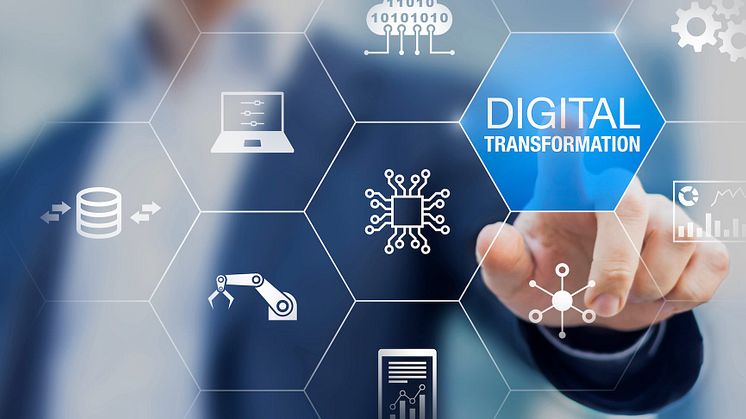 Med hjälp av snabb, tillförlitlig uppkoppling (konnektivitet) kopplas allt fler fabriker upp och knyts samman med sensorer (IoT), robotar och system för dataanalys, skriver Patrik Sandgren. Bild: Adobe Stock Image.