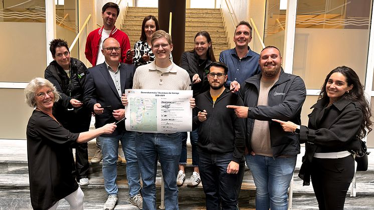 Adam Simonsson (L), gymnasie- och arbetsmarknadsnämndens ordförande, tillsammans med representanter för Coca-Cola Europacific Partners Sverige, Haninge Bostäder, Hemvist Förvaltning, Ica Maxi, Stena Fastigheter, Tornberget och Victoriahem.
