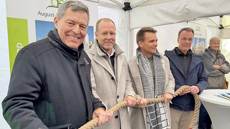 Ziehen an einem Strang: Geza Krebs-Wetzl (Bürgermeister Griesheim), Markus Hagedorn (IHR HAUS Sahle), Friederich Sahle (Sahle Wohnen), und Erich Varnhagen (Stadtentwicklungsgesellschaft Griesheim)