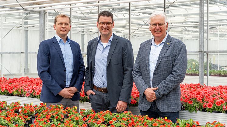 Der neue Floragard Key-Accounter Juri Dozlow mit Vertriebsleiter Dietmar Pundt und dem scheidenden Martin Dieckmann. (von links nach rechts)