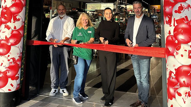 Markus Gümpel/District Manager, Birgit Kastner/Filialleitung, Yeliz Zwinz/Gemeinderätin und Thomas Kerschbaumer/Director Sales freuen sich über den neuen XXL Fressnapf im Traisenpark.