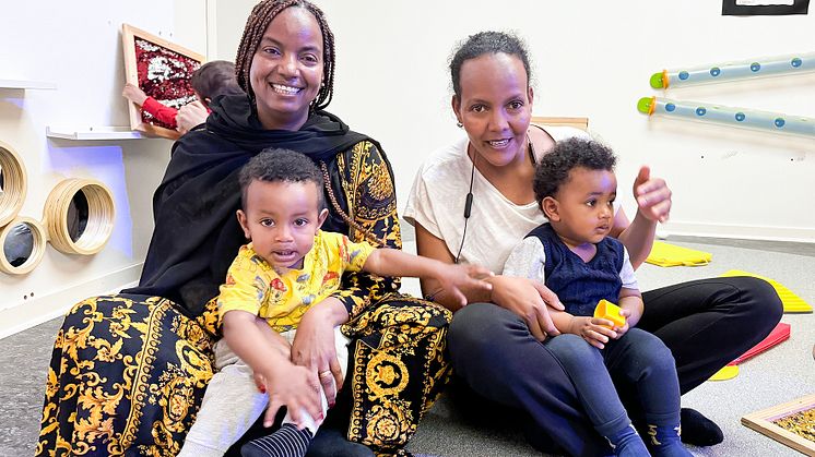  Amani och väninnan Genet kommer ofta till Öppna förskolan på Rymdtorget: "Här finns allt och det är trevlig och hjälpsam personal", säger Amani. I hennes knä sitter Genets son Rayan och i Gentets knä sitter Amanis son Esias. 