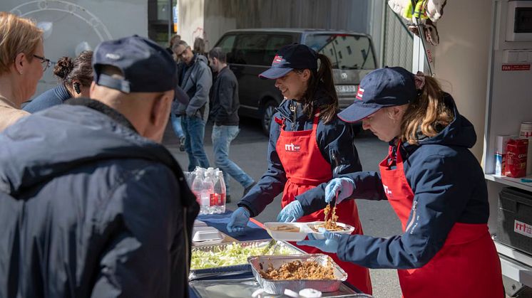 Rapid Relief Team serverar mat till Göteborgs hemlösa