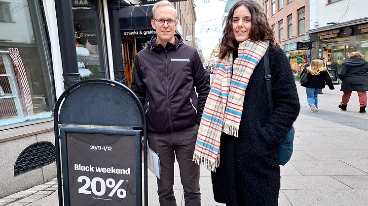 Som en del av den nationella kartläggningen av hur väl butiker följer prisinformationslagen, ledd av Göteborgs Stads konsumentrådgivning, har Gabriel Södersten och Amanda Norberg granskat hur väl butikerna i Göteborg följer lagen.