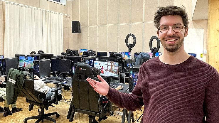 Thomas "Tom Kick" Monsen ønsker flere velkommen til det flotte e-sport-rommet til Oslo kulturskole på Voldsløkka kulturstasjon. Foto: Marius Morstøl Jenssen / Oslo kommune