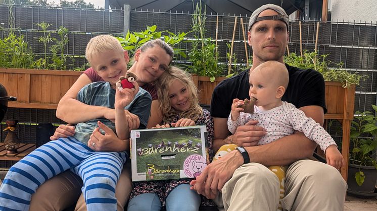 Familie Dietrich präsentiert die Spendenbox für Bärenherz