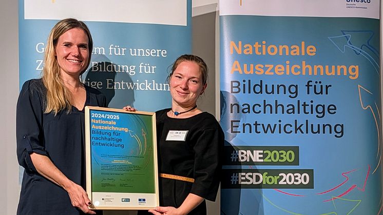 Am 1. Oktober 2024 verliehen das BMBF und die Deutsche UNESCO-Kommission die „Nationale Auszeichnung – Bildung für nachhaltige Entwicklung“ an das ViNN:Lab der TH Wildau. Im Foto: Eva Ismer und Isabel Zemisch (TH Wildau) - Bild: TH Wildau