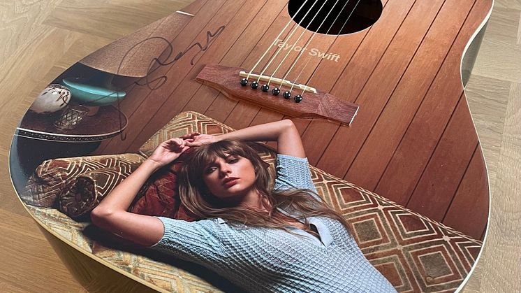 Exklusiv auktion: Signerad Taylor Swift-gitarr donerad av Max Martin på Tradera