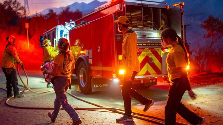 Förser brandmännen med vatten, elektrolyter och andra förnödenheter 