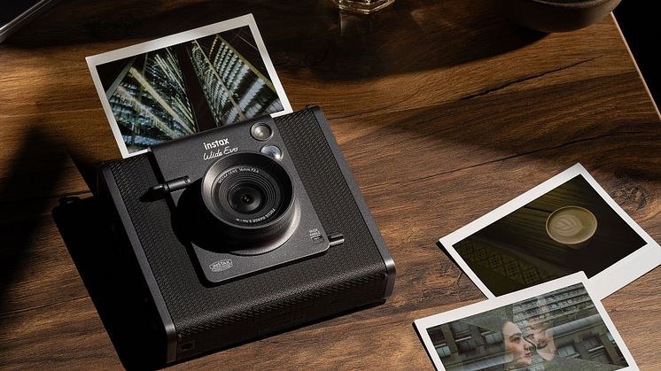 Instant Evo-lutionen fortsätter: Fujifilm introducerar instax WIDE Evo™ Hybrid instant kamera