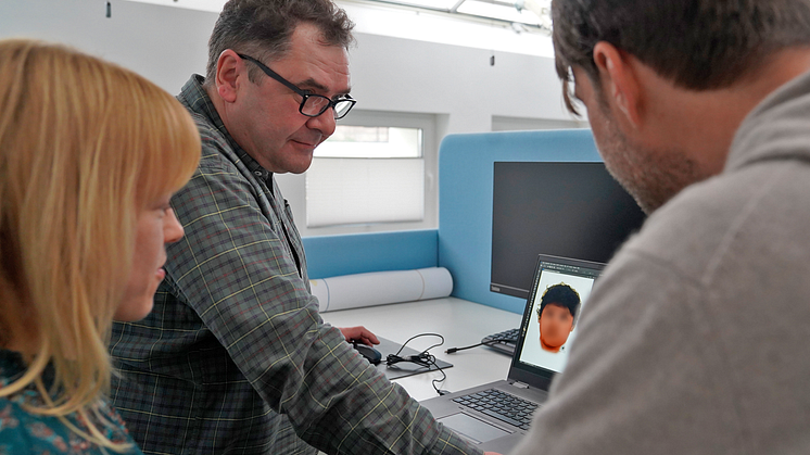 Christin Buley und Rainer Stollhoff betrachten, wie Kriminalhauptkommissar Mirko Roscher am Laptop ein Phantombild erstellt.