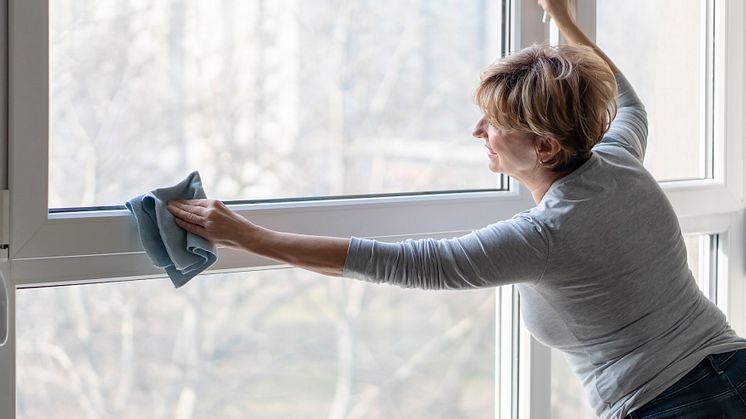 Staubwischen, Fensterputzen und Co. Der Haushalt hält ein abwechslungsreiches Bewegungsprogramm bereit. Damit Recken und Strecken schmerzfrei bleiben, kann doc Ibuprofen Schmerzgel dabei unterstützen. / Bild: GettyImages /	BakiBG