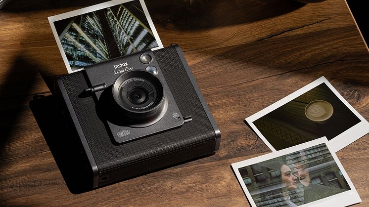 Instant Evo-lution fortsætter: Fujifilm introducerer instax WIDE Evo™ Hybride instant kamera
