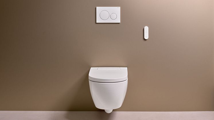 2024_Geberit Aquaclean_Feature_Alba_Long_shot_with remote control_03_Big Size (1).jpg