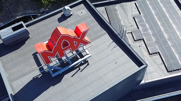 Solifokus, i samarbete med Vattenfall, installerar solcellsanläggning på Max Hamburgares i Bandhagen