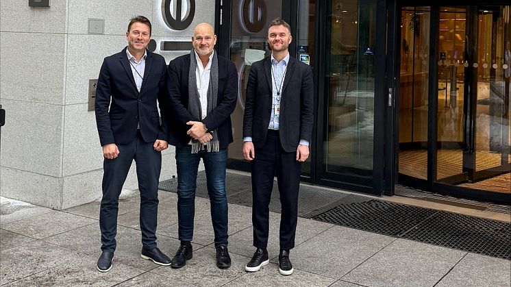 F.v.: Innkjøpssjef Øystein Mjåland i Gjensidige, Ole Eyvind Schiøll, ansvarlig for erstatningsbil i Hertz, og Innkjøpssjef Vegard Holand i Gjensidige.