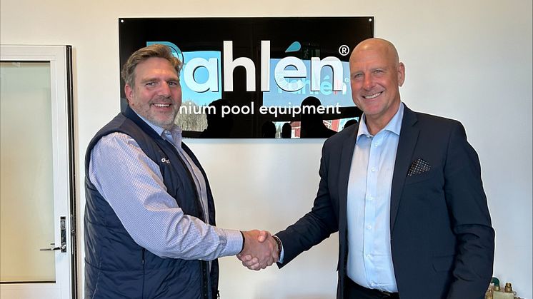Tf styrelseordförande Bert-Ola Eriksson glädjs med Pahléns VD Anders Svensson över partnerskapet