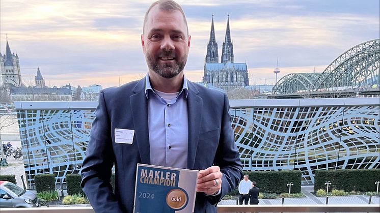 Die AV erhielt die Auszeichnung in Gold in der Kategorie "Schadenversicherer". Vertriebsmitarbeiter Kai Preuß nahm die Auszeichnung entgegen. 