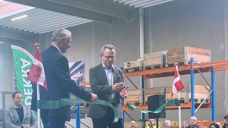 Rådmand Jan Nymark Thaysen klipper snoren.