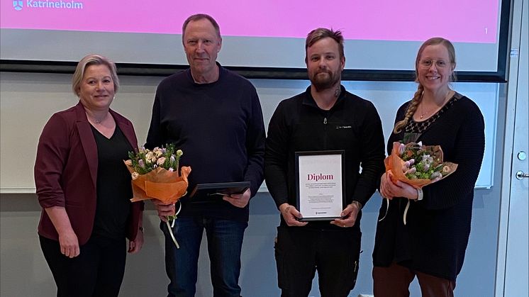 Årets idépristagare uppmärksammas! På bilden ses Anneli Hedberg (S), ordförande i service- och tekniknämnden, tillsammans med pristagarna Urban Svensson, Simon Nordin och Lisa Lindblom. Robert Henriksson saknas på bilden.
