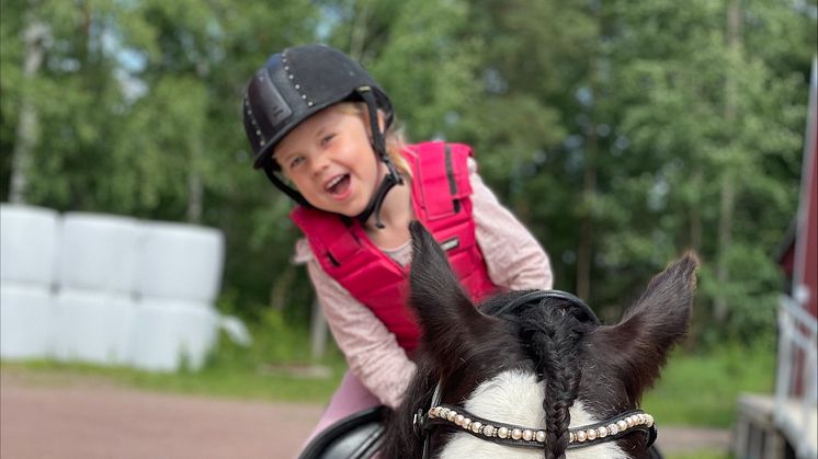 Nytt samarbete mellan Mora Ridklubb och Leksands Sparbank möjliggör säkrare ridning