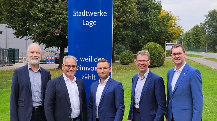 (V.l.n.r.: Dr. Jens Brunke (Geschäftsführer (GF) Westfalen Weser Beteiligungen), Andreas Fritz (Aufsichtsratsvorsitzender der Stadtwerke Lage), Christopher Sceplik, Michael Wippermann, Matthias Kalkreuter (Bürgermeister der Stadt Lage)