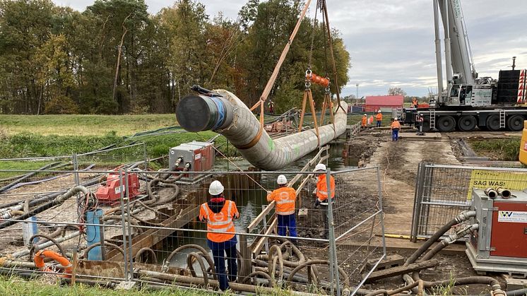 Der Düker wird in die schwarze Elster eingehoben. Foto © ONTRAS Gastransport GmbH