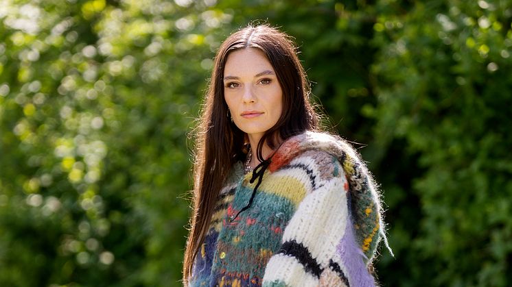Louise Lennartsson från estraden entrar TV4 Så Mycket Bättre -  framför “Världen är inte vacker (men det är vi)” i premiäravsnittet 