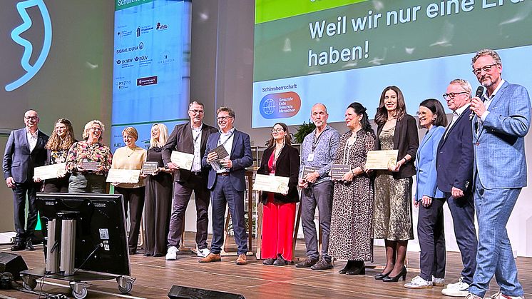 Verleihung des DSLK-Schulpreises: Preisträger und Laudatoren zusammen mit Dr. Eckart v. Hirschhausen (r.), der die Veranstaltung moderierte.. Foto: SIGNAL IDUNA