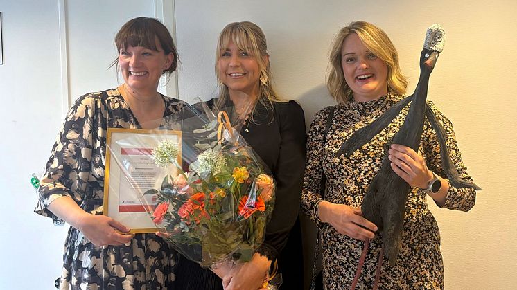 Elma Pasalic Östborg, kommunikationschef, Emelie Sylvaner, kommunikatör och Johanna Ivarsson, mark- och exploateringshandläggare tar emot priset. 