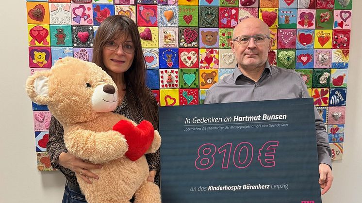 Robby Palmér, Bereichsleiter IT übergab an Mona Meister vom Kinderhospiz Bärenherz den Spendenscheck