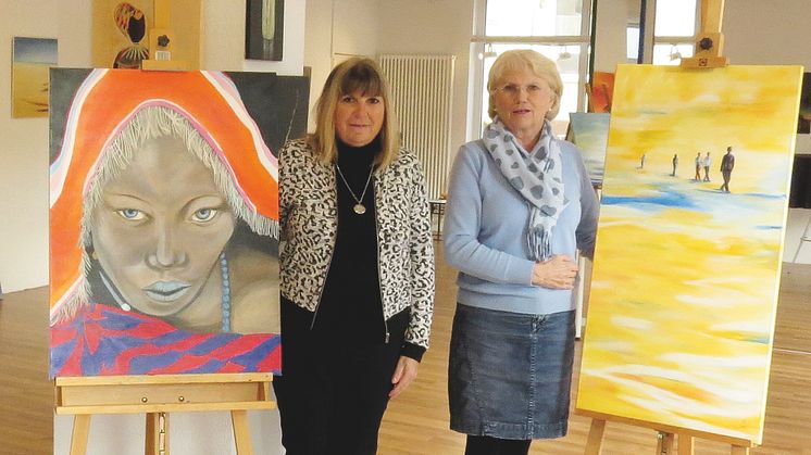 „Nubia“ und „Wanderung am Meer“ sind nur zwei Werke, die die Künstlerinnen Erika Leusbrock (l.) und Annemarie Deiters im Ärztehaus Münster zeigen. (Foto: privat)