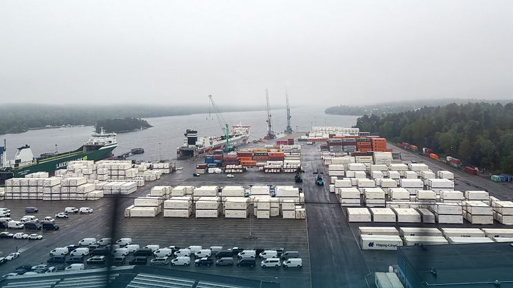 Hamn med båtar, containrar och bilar Foto: 2Secure