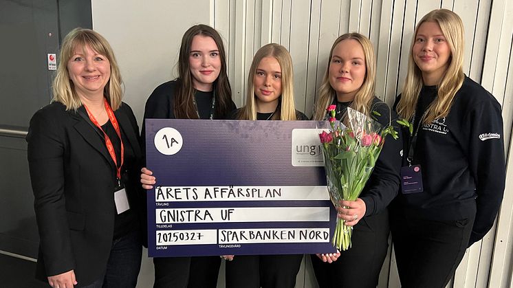 Erika Mattsson Sparbanken Nord delar ut pris till Gnistra UF som representeras av Natalie Larsson, Emilia Engman, Agnes Jannok och Julia Siljegren.