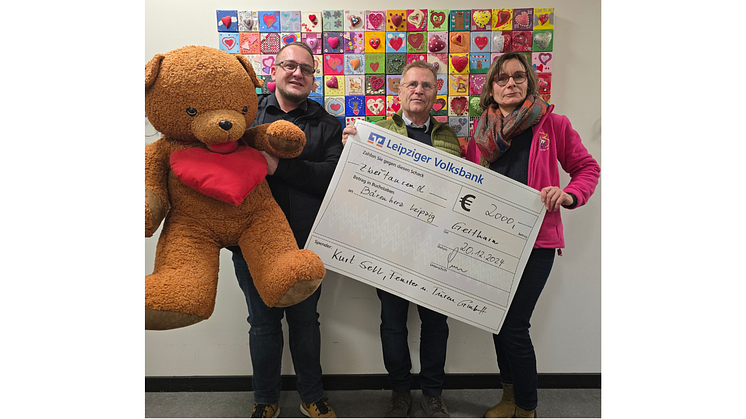 Marco und Joachim Sell übergeben den Spendenscheck an Anke Voigt (Bärenherz)