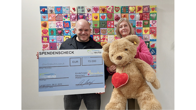 Stolz übergibt André Neudert den Spendenscheck an Elvira Wegner (Bärenherz)