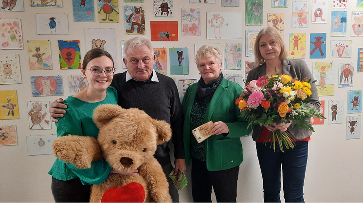 Tochter Janine Heinrich, Klaus Heinrich und Ehefrau Petra Heinrich überreichen feierlich die Spenden an Elvira Wegner (Bärenherz)