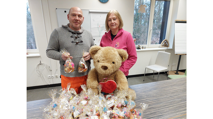 Steve Bauriedl-Lehmann und Elvira Wegner vom Kinderhospiz Bärenherz präsentieren stolz die kleinen Geschenketütchen