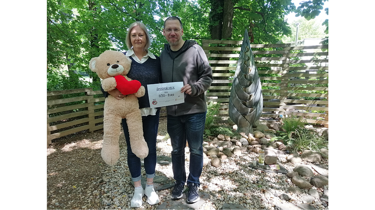 Elvira Wegner (Bärenherz) erhält den Spendenscheck von Chris Bräutigam