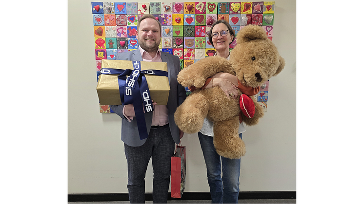 Alexander Rahmig und Angelika von Stülpnagel bei der Spendenübergabe im Kinderhospiz