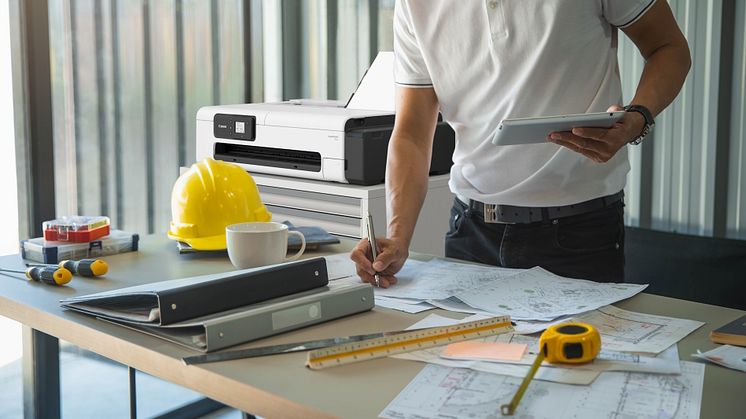 imagePROGRAF TC-21 och TC-21M har större möjligheter för mediahantering, innovativ vinklingsbar manöverpanel, utskrift med minimala marginaler och förbättrad miljöanpassad design.