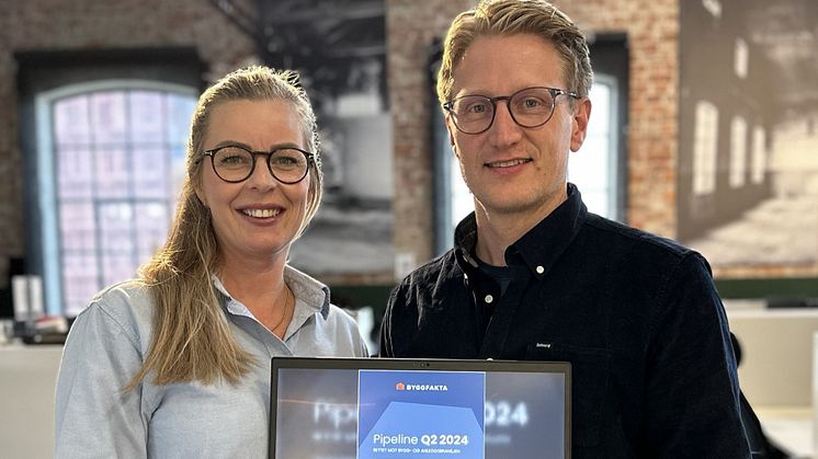 Eivind og Ine viser frem rapporten Pipeline Q2 2024