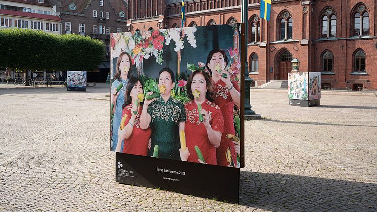 Den 6 september öppnar Landskrona Foto Festival. Redan nu kan man se Leonoard Suryajayas verk Press Conference på Rådhustorget i Landskrona. Foto: Jenny Nordquist