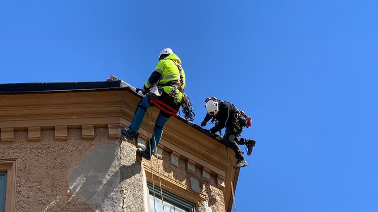 I Afa Försäkrings nya rapport om fall från höjd i arbetslivet, kan man läsa mer om hur risken skiljer sig mellan kön, åldrar och yrken. De yrkesgrupper som har högst risk att drabbas nämns också. Foto: Mostphotos.