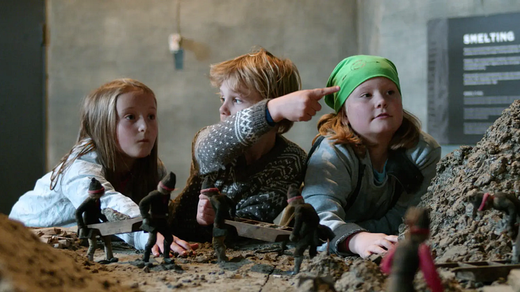 Barn leker i utstillinga i Smelthytta, Rørosmuseet. Foto: Klipp og Lim